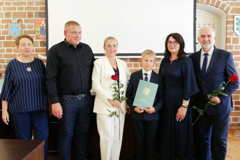 Wyróżniający się uczniowie i absolwenci gminnych szkół odebrali jednorazowe stypendia