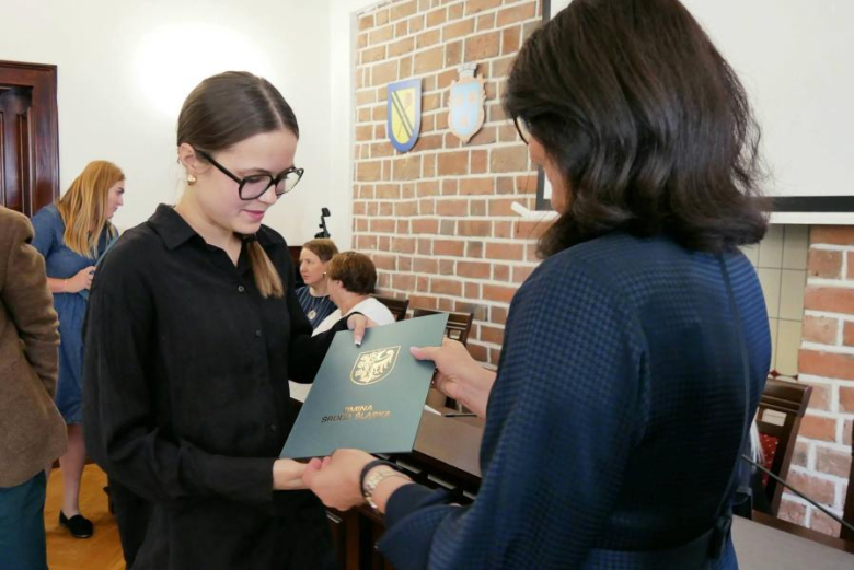 Wyróżniający się uczniowie i absolwenci gminnych szkół odebrali jednorazowe stypendia
