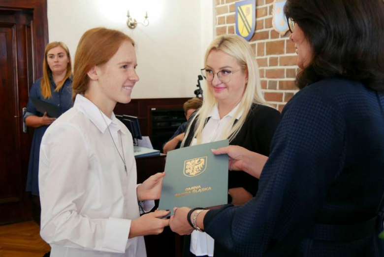 Wyróżniający się uczniowie i absolwenci gminnych szkół odebrali jednorazowe stypendia