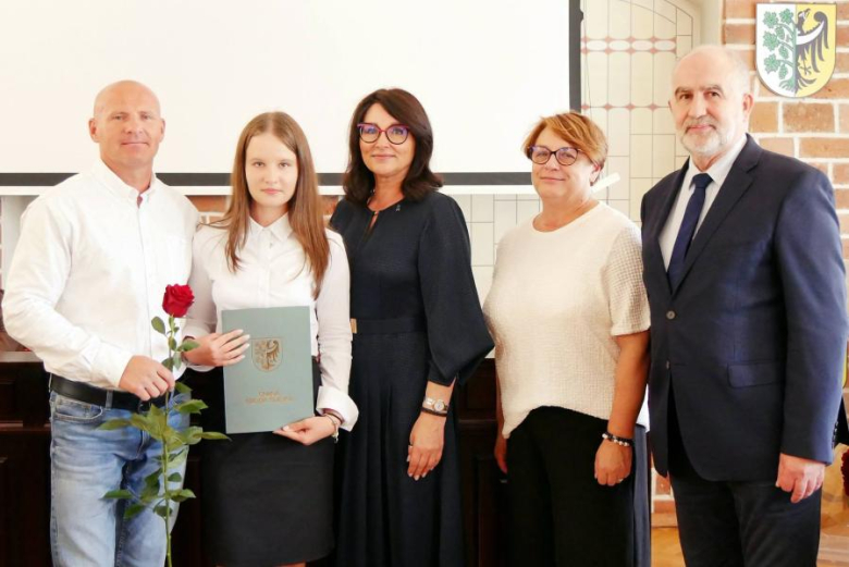 Wyróżniający się uczniowie i absolwenci gminnych szkół odebrali jednorazowe stypendia