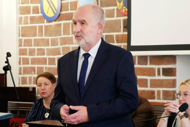 Wyróżniający się uczniowie i absolwenci gminnych szkół odebrali jednorazowe stypendia