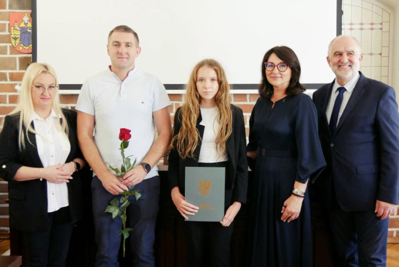 Wyróżniający się uczniowie i absolwenci gminnych szkół odebrali jednorazowe stypendia