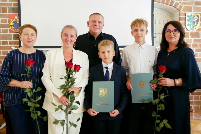 Wyróżniający się uczniowie i absolwenci gminnych szkół odebrali jednorazowe stypendia