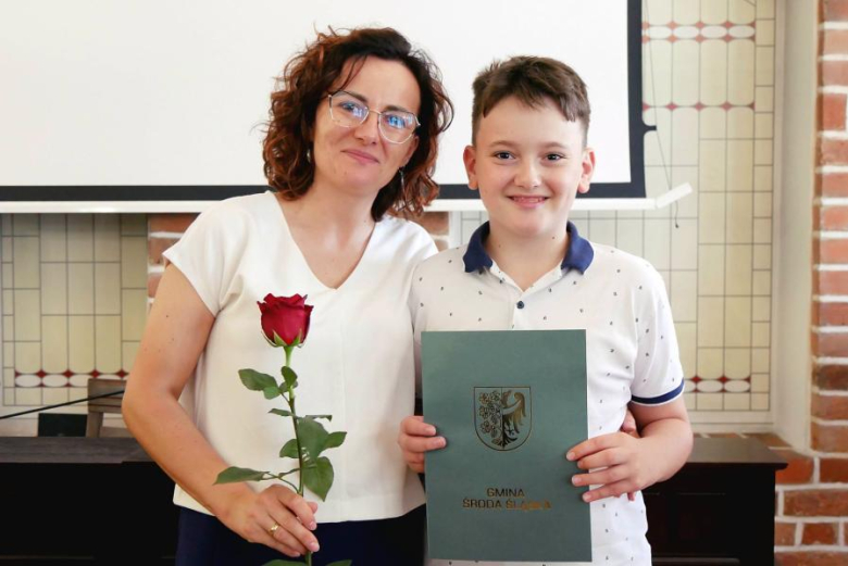 Wyróżniający się uczniowie i absolwenci gminnych szkół odebrali jednorazowe stypendia