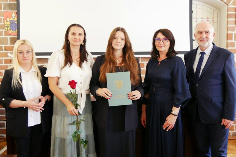 Wyróżniający się uczniowie i absolwenci gminnych szkół odebrali jednorazowe stypendia