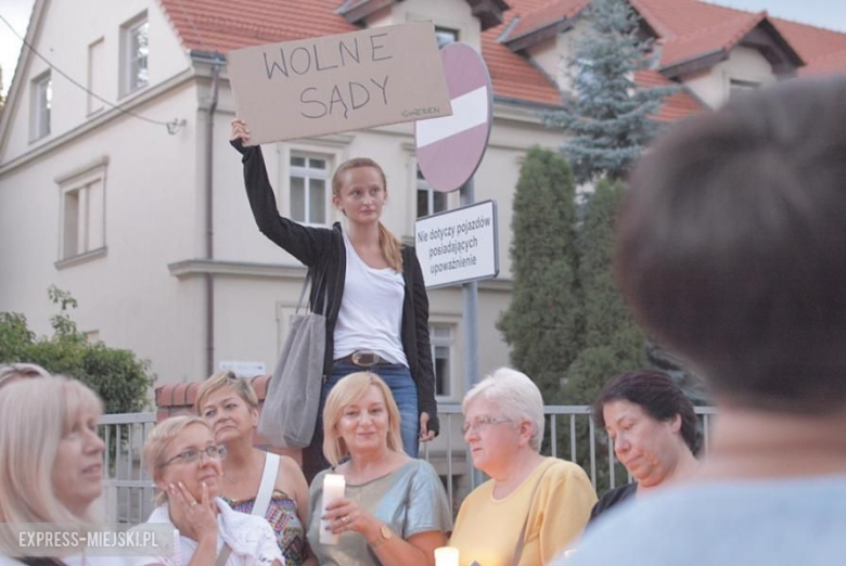 Protest przed budynkiem sądu w Środzie Śląskiej