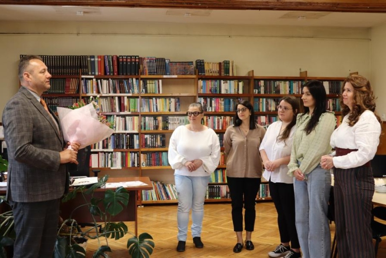 Kwiaty i podziękowania dla pracowników bibliotek