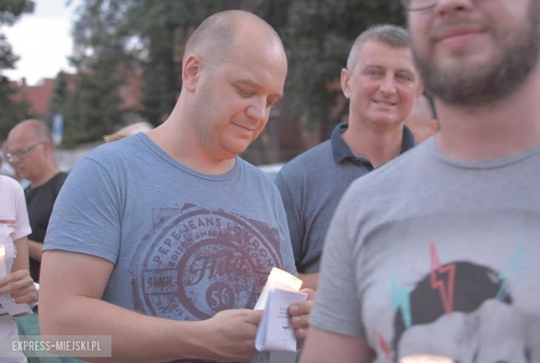 Protest przed budynkiem sądu w Środzie Śląskiej