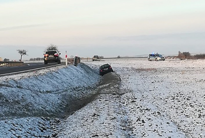 Osobówka wjechała do rowu na drodze krajowej