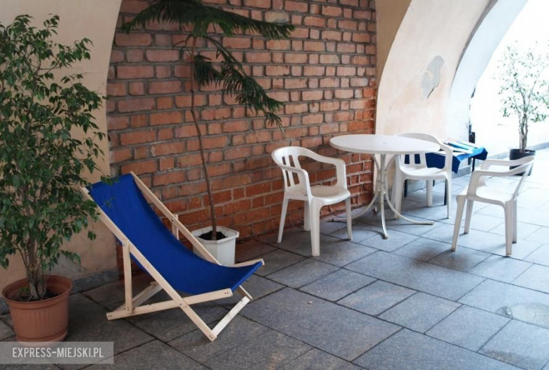 Mijesce odpoczynku na dziedzińcu muzeum