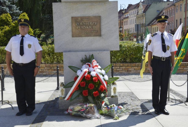 Złożenie kwiatów pod pomnikiem