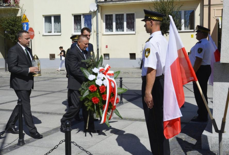 Złożenie kwiatów pod pomnikiem