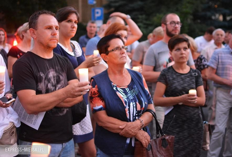 Protest przed budynkiem sądu w Środzie Śląskiej