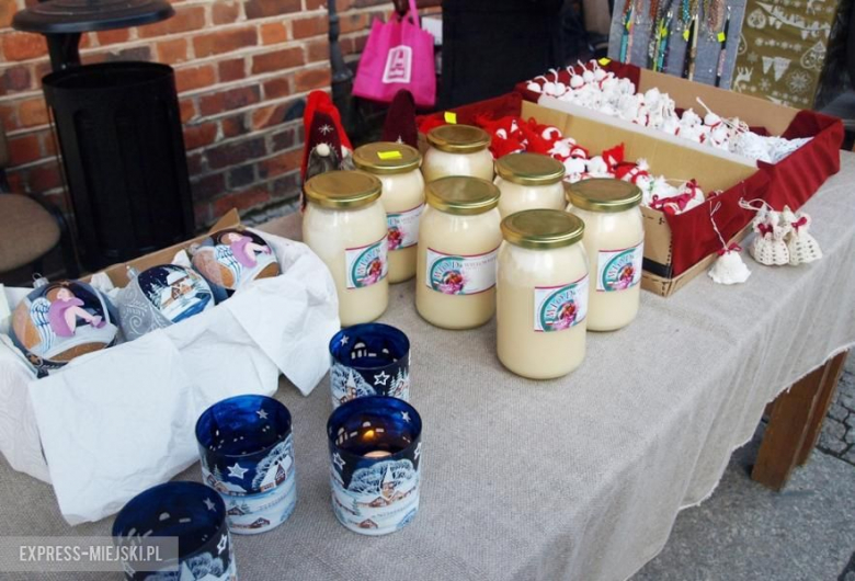 Bożonarodzeniowy kiermasz przed średzkim muzeum