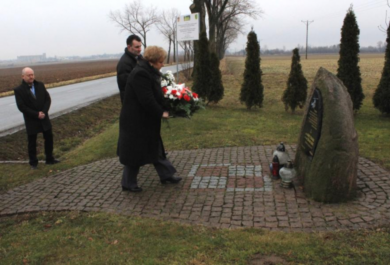 Złożenie kwiatów pod obeliskiem
