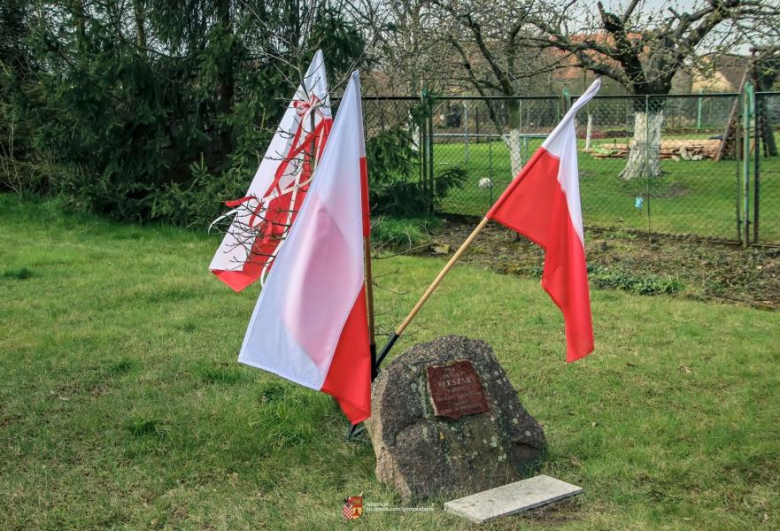 W Ujeździe Górnym uczniowie złożyli kwiaty pod pomnikiem