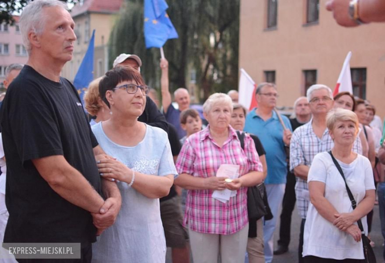 Protest przed budynkiem sądu w Środzie Śląskiej