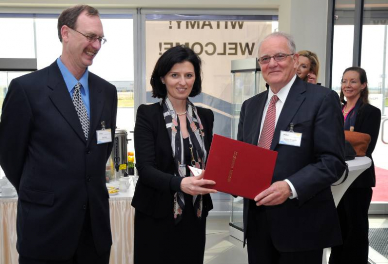 od lewej: Bill Hall – dyrektor zakładu w Komornikach, Ilona Antoniszyn-Klik - wiceminister gospodark