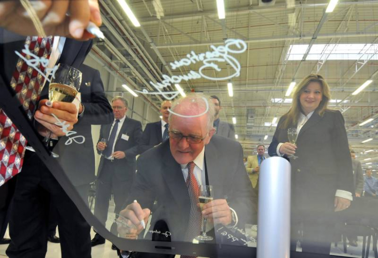 James Wiggins, CEO, składa podpis na szybie wyprodukowanej w PGW w Komornikach