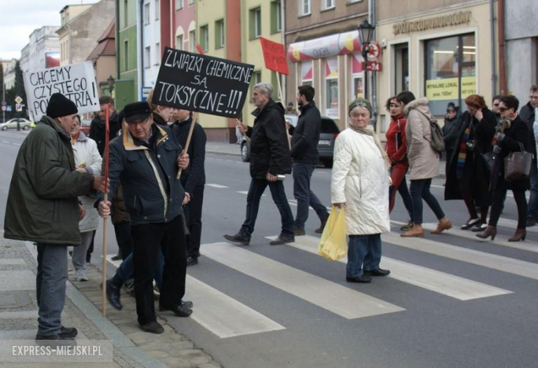 Protest na przejściu dla pieszych pod ratuszem