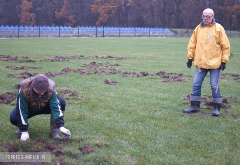 Mieszkańcy sami naprawiają boisko 