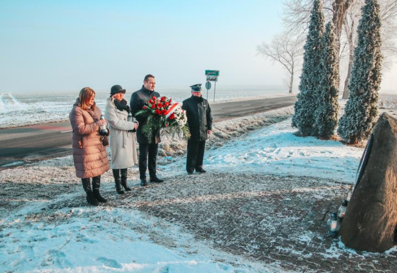 17 lutego 2009 roku w miejscowości Jarostów doszło do tragicznego wypadku śmigłowca LPR