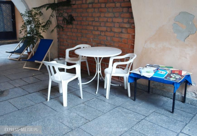 Mijesce odpoczynku na dziedzińcu muzeum