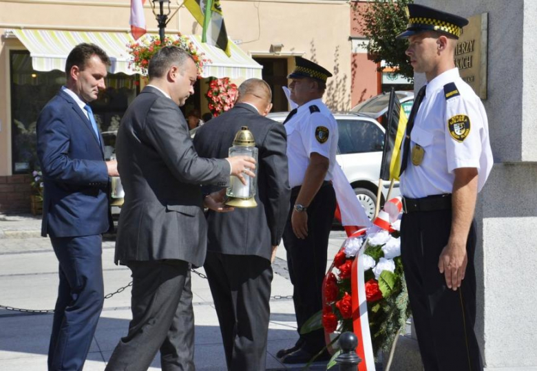 Złożenie kwiatów pod pomnikiem