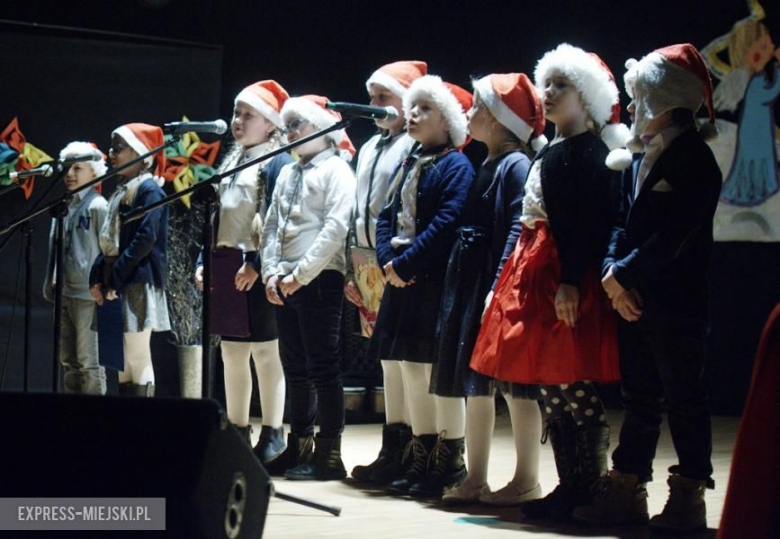 Występy młodych artystów na koncercie świątecznym