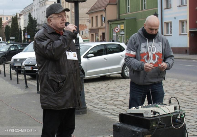 Protest na przejściu dla pieszych pod ratuszem