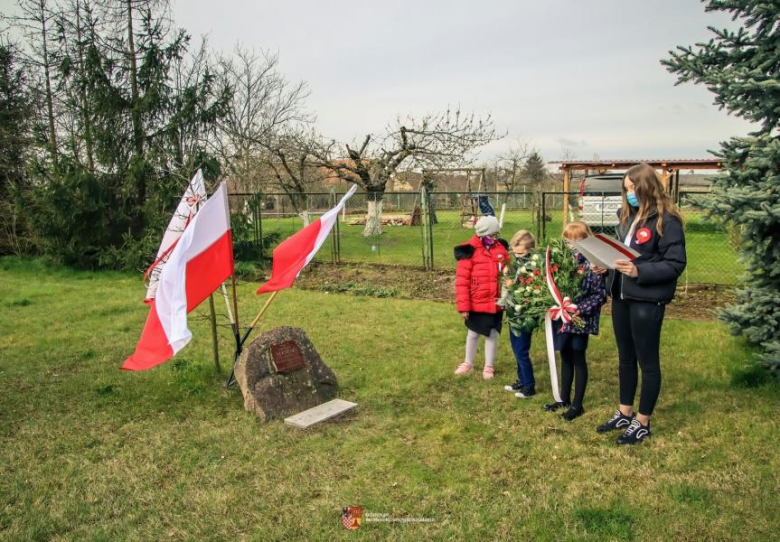 W Ujeździe Górnym uczniowie złożyli kwiaty pod pomnikiem