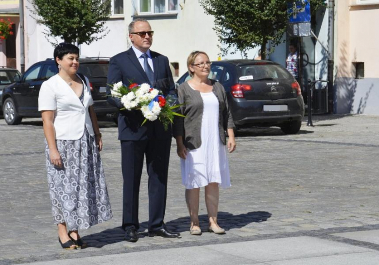 Złożenie kwiatów pod pomnikiem