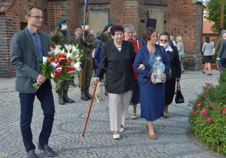 Złożenie kwiatów pod pomnikiem w Środzie Śląskiej