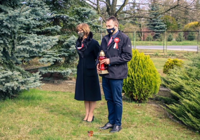 W Ujeździe Górnym uczniowie złożyli kwiaty pod pomnikiem