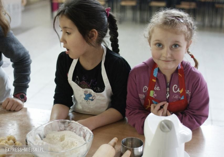 Pączki przygotowywały panie i najmłodsi mieszkańcy z Juszczyna