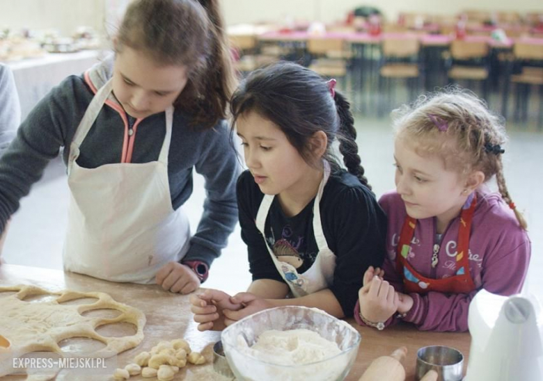 Pączki przygotowywały panie i najmłodsi mieszkańcy z Juszczyna