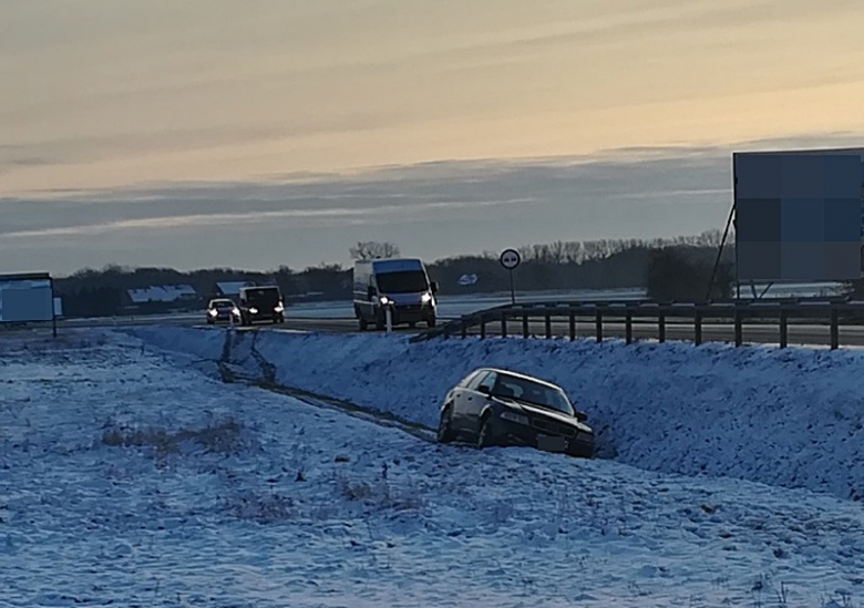 Osobówka wjechała do rowu na drodze krajowej