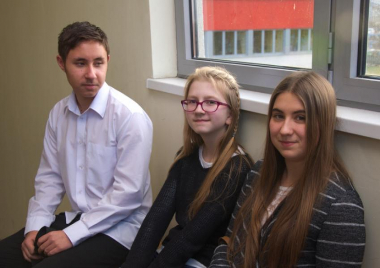 Finaliści podczas przerwy między częścią wykładową a zadaniową podczas konkursu KOMA