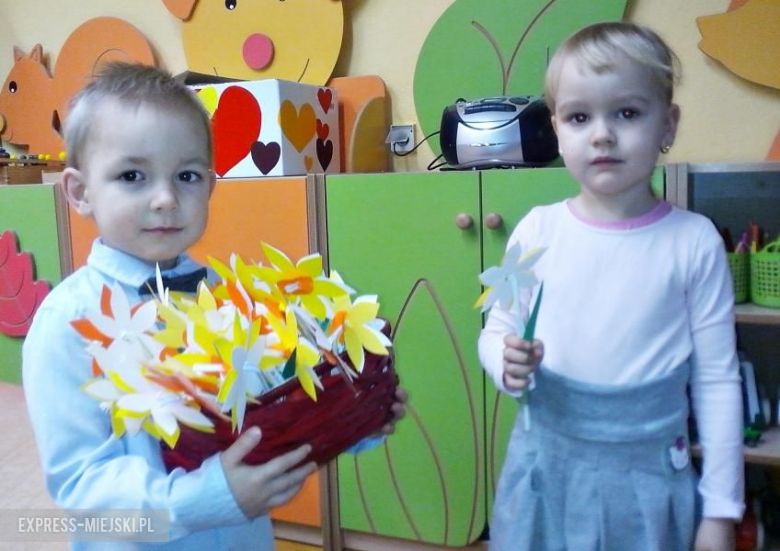 przedszkolaki rozdały kwiaty