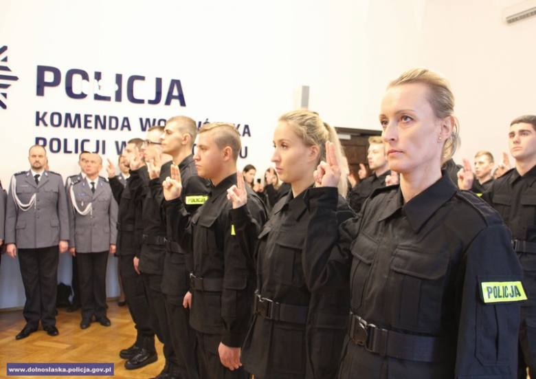 Ślubowanie nowych policjantów przyjętych w szeregi dolnośląskiej policji