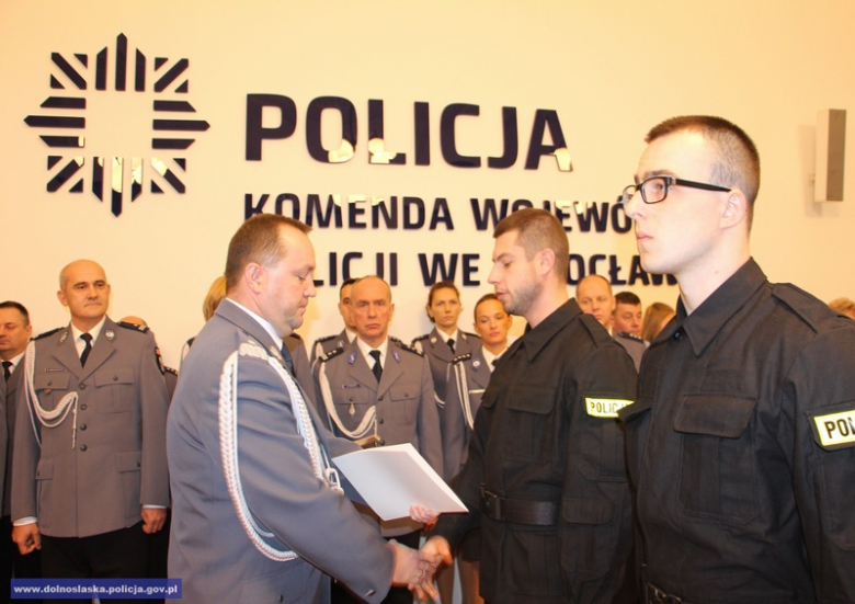 Ślubowanie nowych policjantów przyjętych w szeregi dolnośląskiej policji