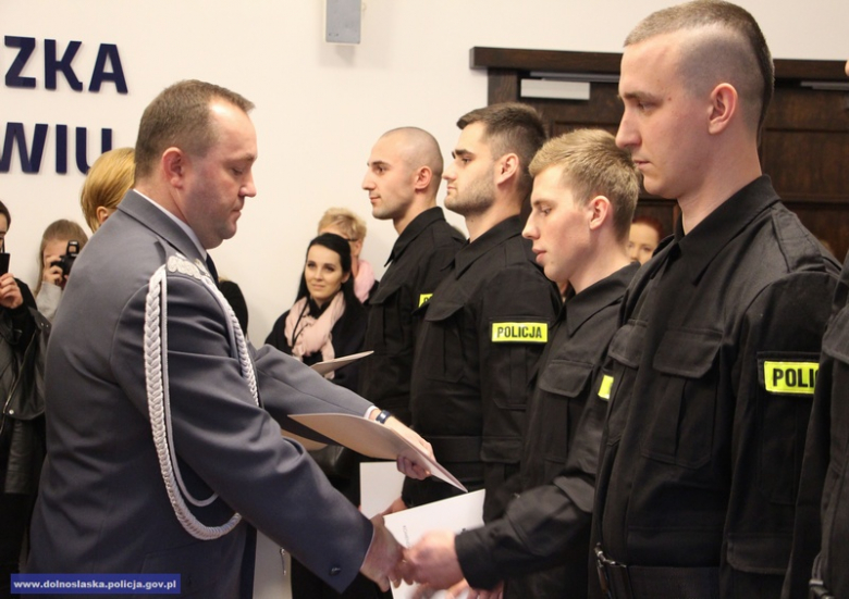 Ślubowanie nowych policjantów przyjętych w szeregi dolnośląskiej policji