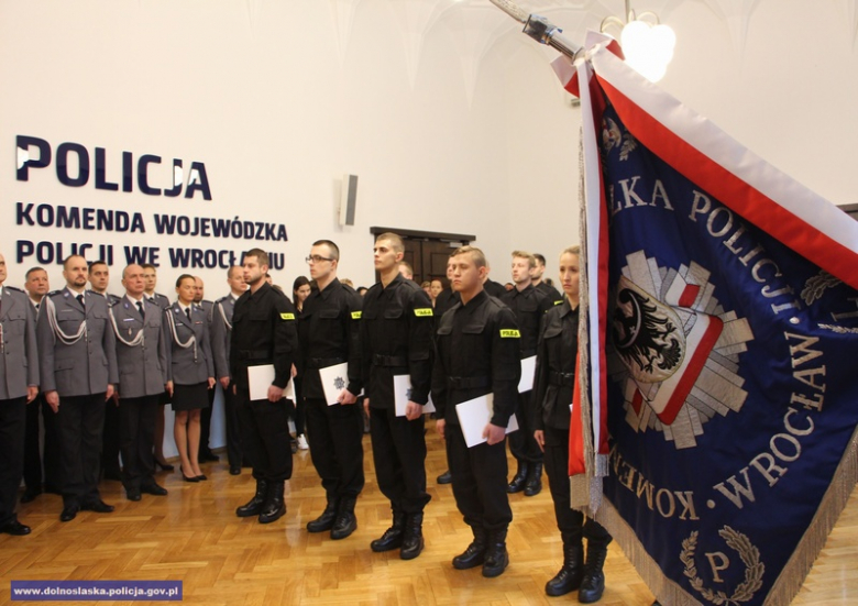 Ślubowanie nowych policjantów przyjętych w szeregi dolnośląskiej policji