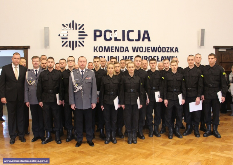 Ślubowanie nowych policjantów przyjętych w szeregi dolnośląskiej policji