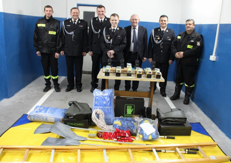 Przekazanie nowego sprzętu strażakom