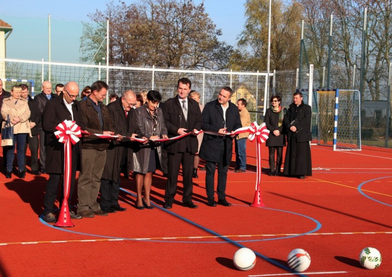 Otwarcie nowego boiska wielofunkcyjnego w Kostomłotach