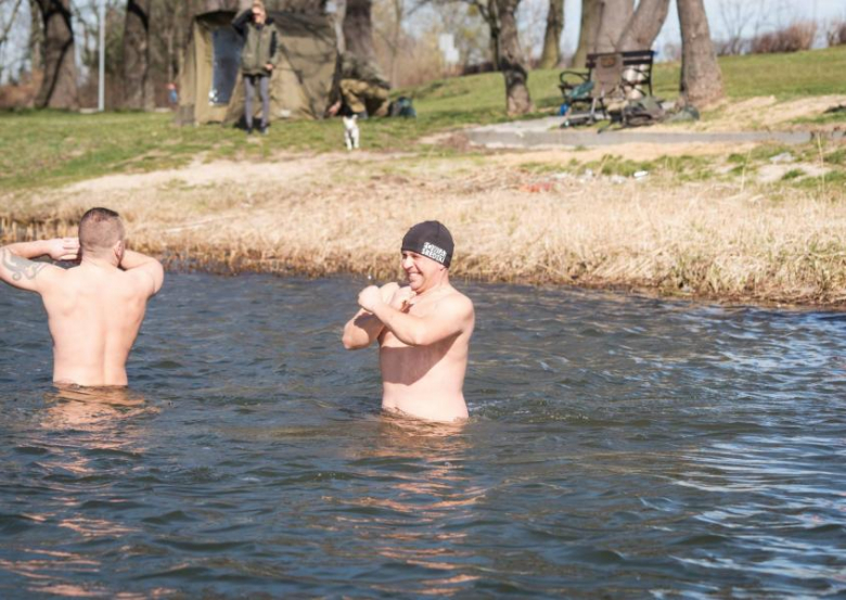 Niedzielnie morsowanie na Kajakach