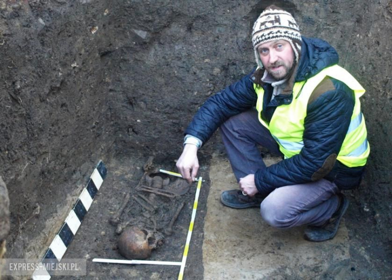Za średzkim gimnazjum znaleziono ludzkie szczątki