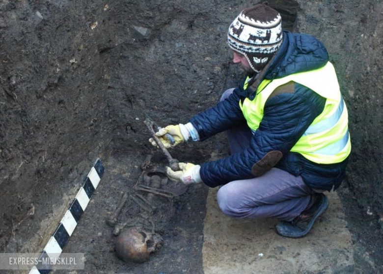 Za średzkim gimnazjum znaleziono ludzkie szczątki