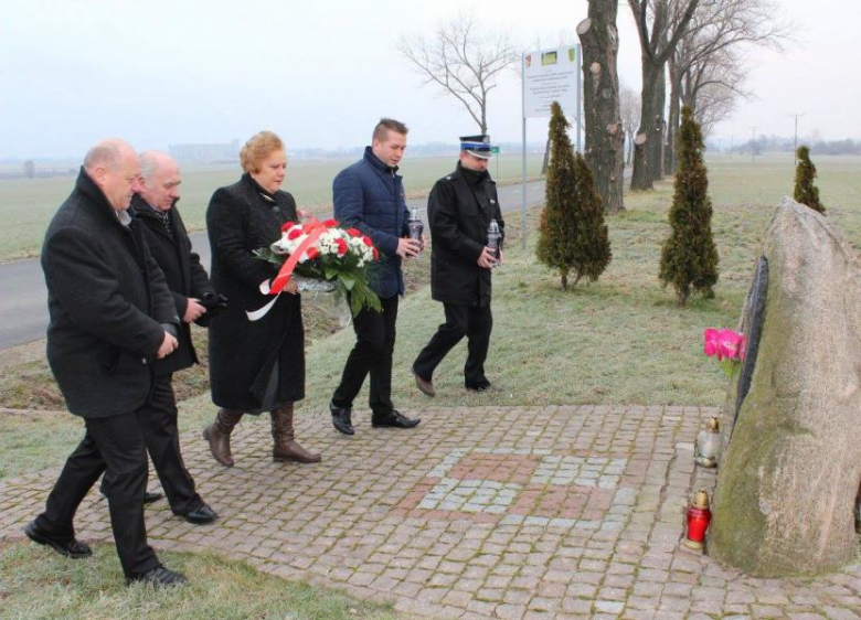Dla uczczenia pamięci poległych na służbie - pilota Janusza Cygańskiego i ratownika Czesława Buśko, pod obeliskiem w Jarostowie, niedaleko miejsca wypadku Wójt Gminy Udanin Teresa Olkiewicz, Przewodniczący Rady Gminy Udanin Janusz Strzelecki, Radny Gminy Udanin Zdzisław Semczuk, Komendant Gminny OSP Lesław Wasylów oraz Sołtys wsi Jan Becheba złożyli kwiaty oraz zapalili znicze.